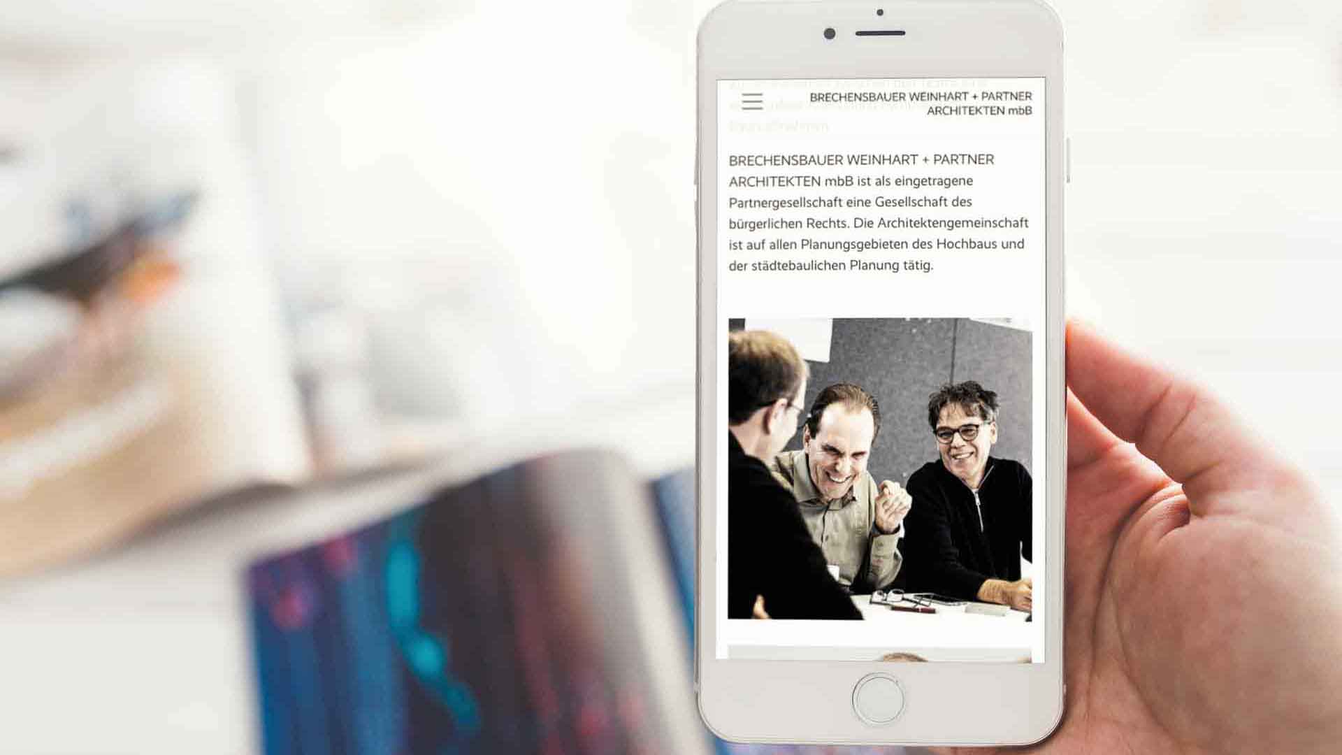 bw-architekten-website auf einem Smartphone-Bildschirm