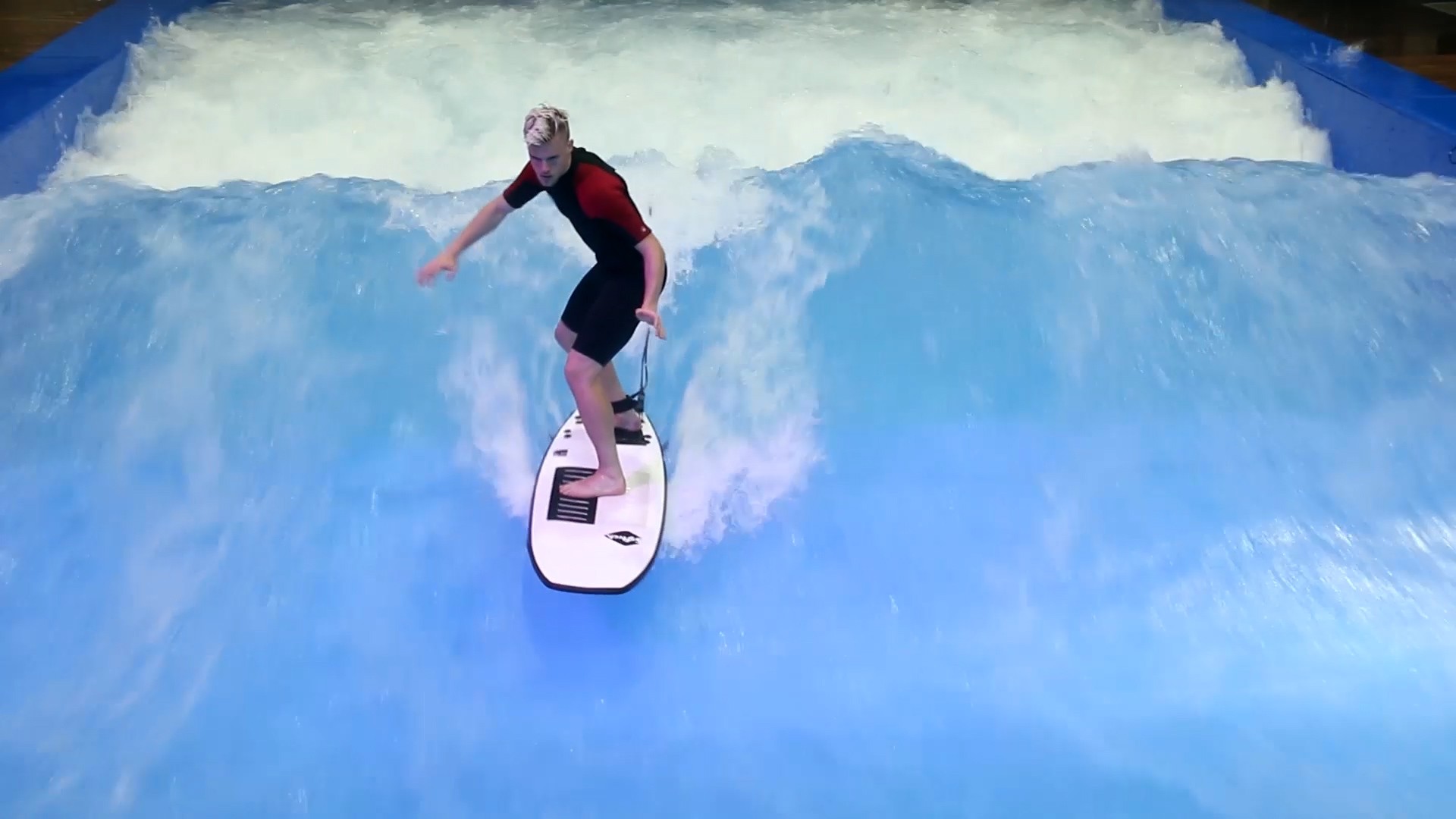 Surfer auf einer künstlichen Welle