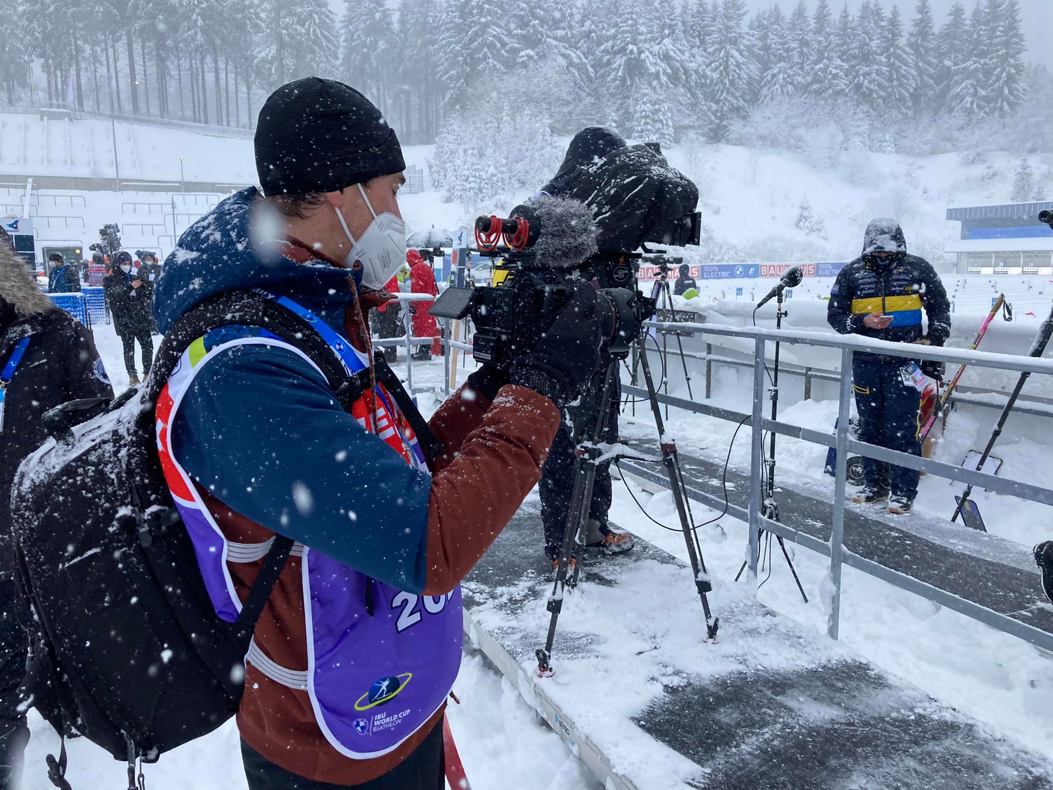 ein Kameramann, der bei Schneefall filmt