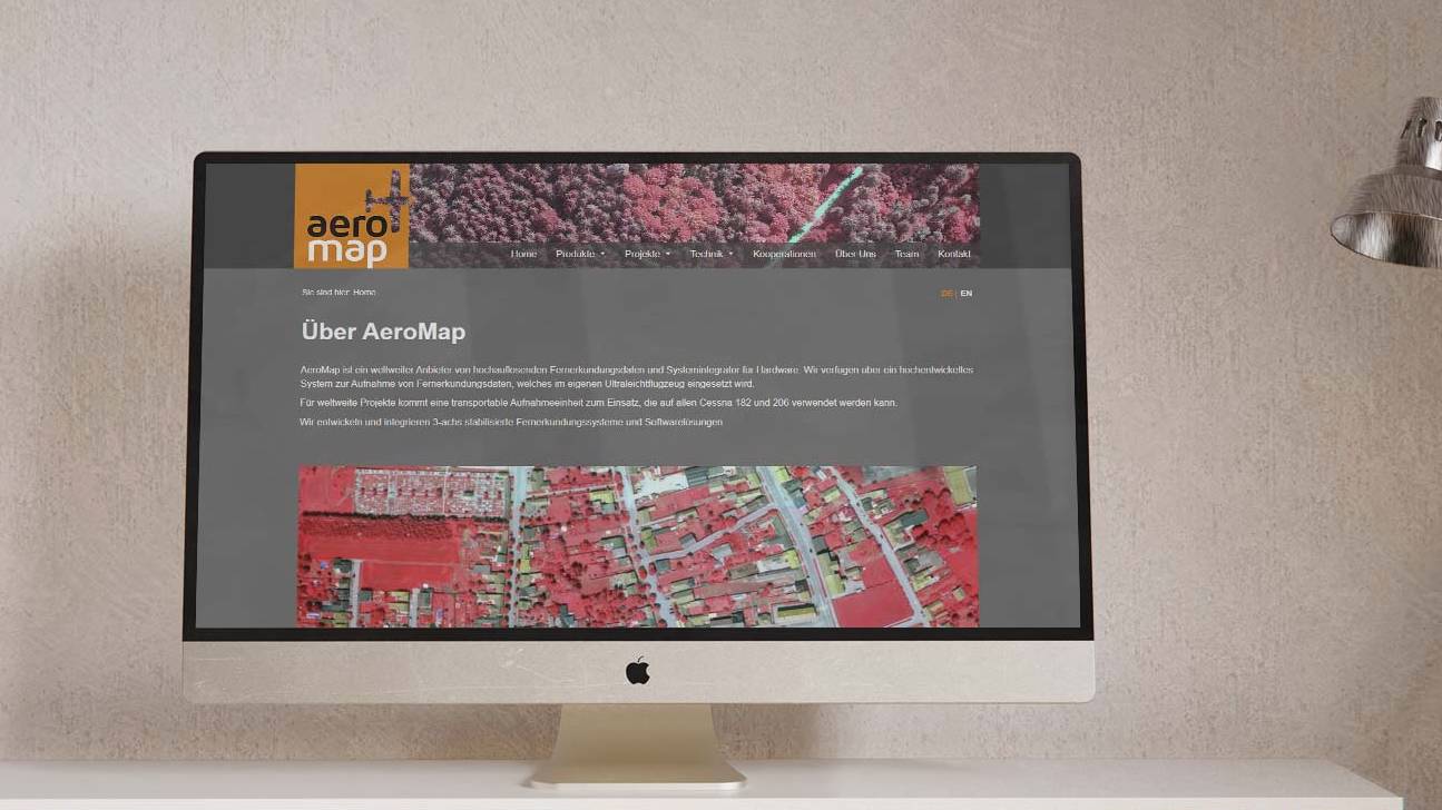 aeromap-Website auf Bildschirm in stylischem Ambiente