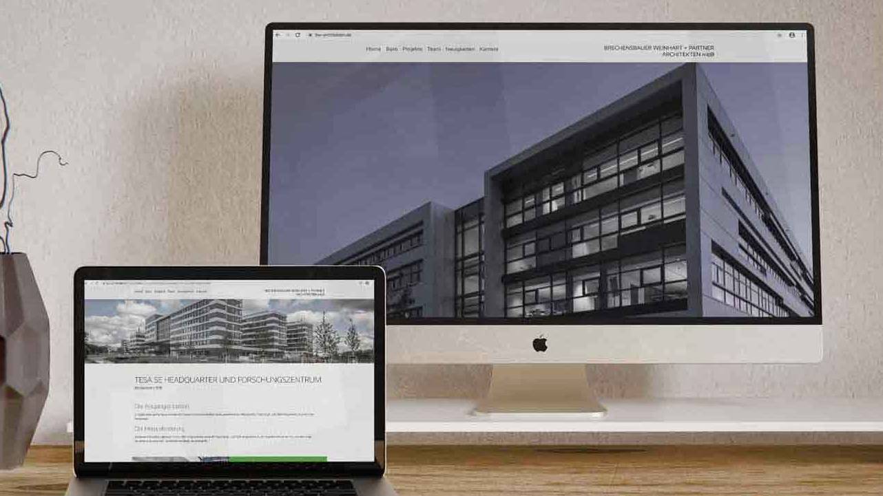 bw-architekten-website auf einem Laptop und Bildschirm in stylischem Ambiente