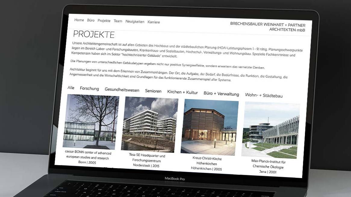 bw-architekten-website auf einem Laptop-Bildschirm in stylischem Ambiente