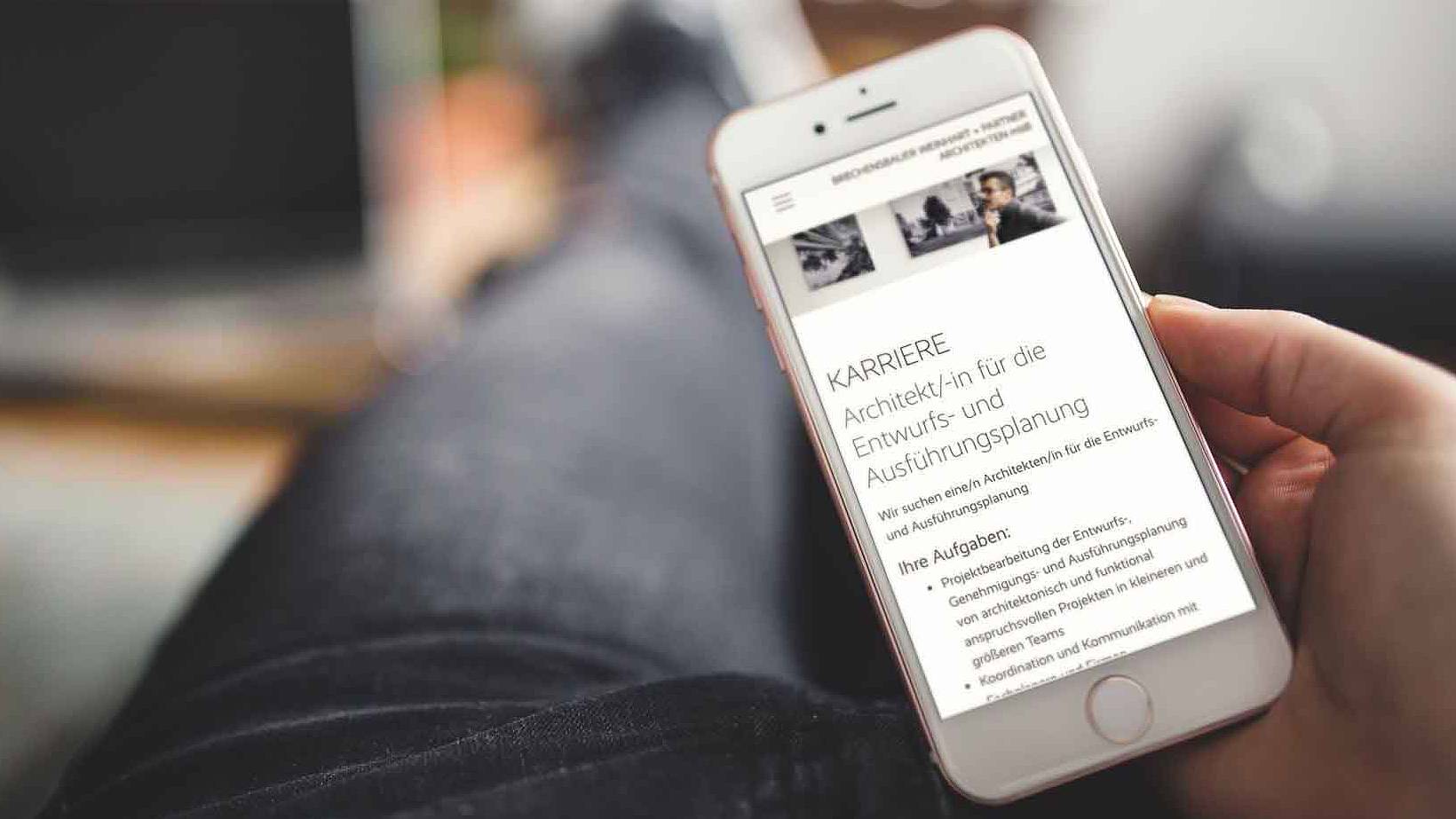 bw-architekten-website auf einemSmartphone-Bildschirm
