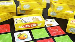 Spiel dein Spiel - Spielkarten angeordnet neben ihrer Verpackung